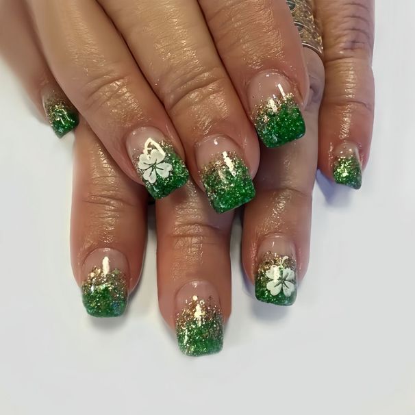St. Patrick's Day Short Square Green French Minimalist Fashion Glossy Press-on Nails, White Four-leaf Clover_desvips.com