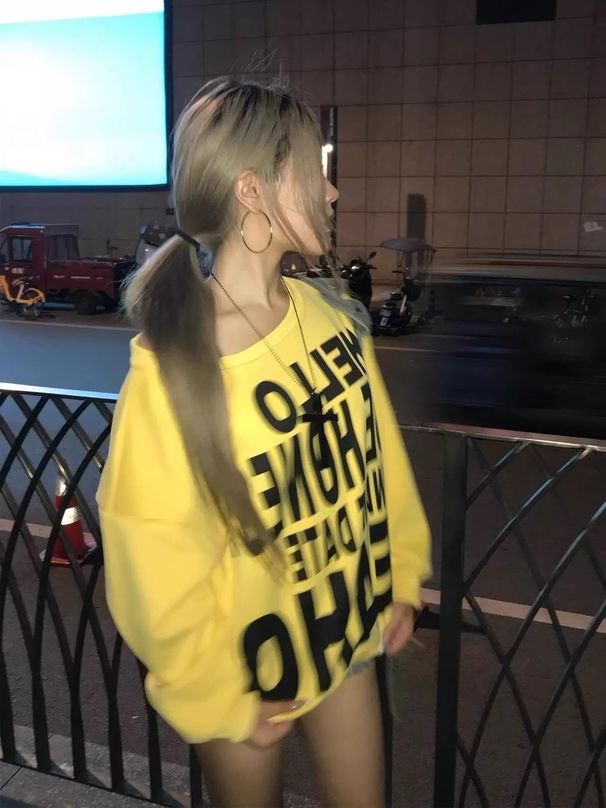 American Style Spicy Girl Letter Printed Slanted Shoulder Long Sleeved Sweatshirt For Women With A Lazy And Loose Fit,_desvips.com