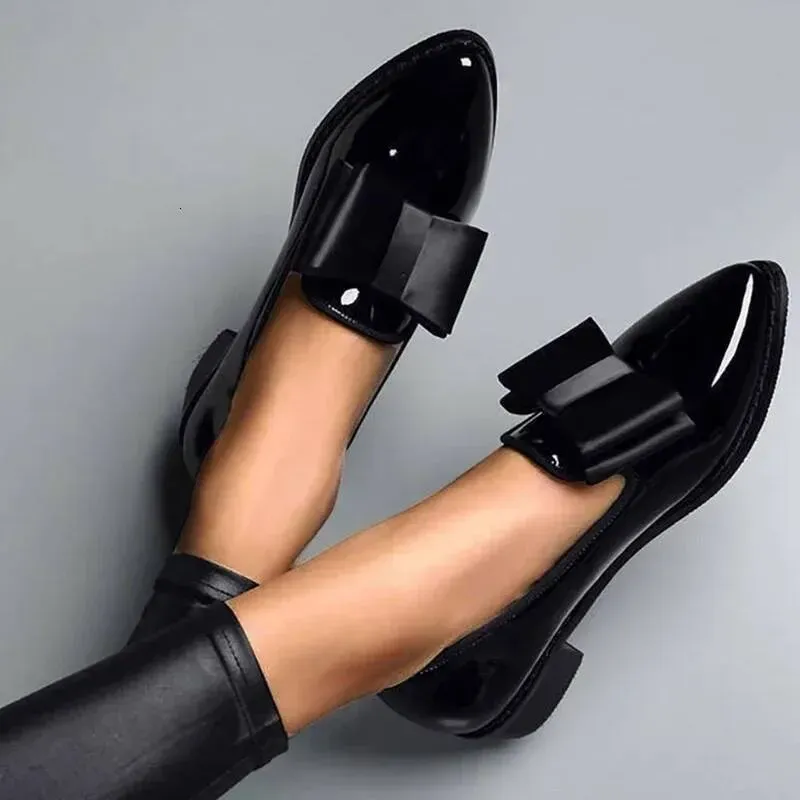 2025 New Women's Loafers Bow Decor Pointed Toe Flat Patent Leather Shallow Mouth Commuter Casual Shoes For Women_desvips.com