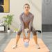 Pesa Rusa 4 Kg Kettlebell Relleno De Arena Metálica Y Mango Antideslizante Para Entreno En 19x15x25 Cm Rosa Y Gris_desvips.com